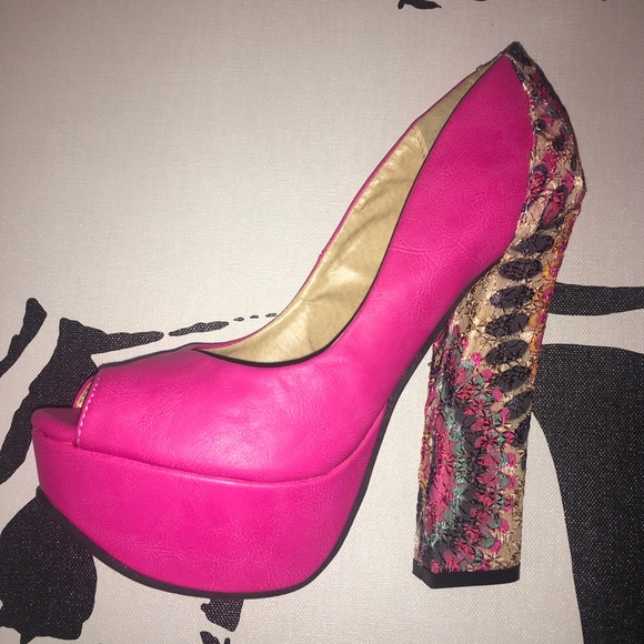 Kiss & Tell Shoes - 4 for $50💥 Super fun pink pumps